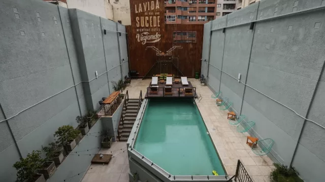 La piscina al aire libre. El espacio fue pensado para organizar eventos con música en vivo. Foto: Álvaro Corral.