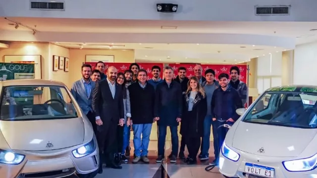 Parodi subió a Macri a su Volt e-1 (el presidente -cansado del trajín- entusiasmado con el proyecto)