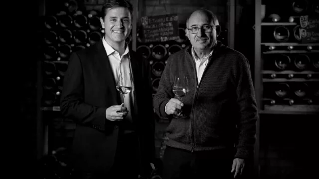 Diego Ribbert (izquierda) toma la posta de Onofre Arcos (derecha)