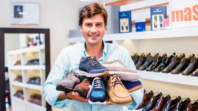 Sobre los zapatos con taco oculto para hombres, dice...