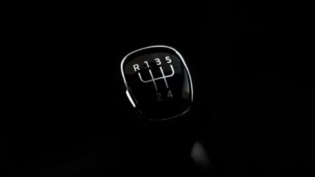 La mitad maneja un auto con caja manual, pero se pasarían a automática