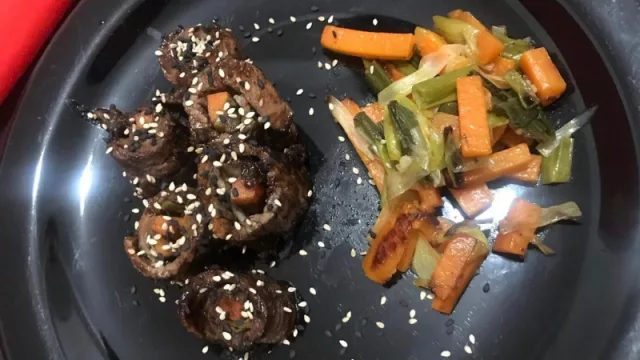 Negimaki de carne con arroz, una de las opciones de Hay Chef Recetas.