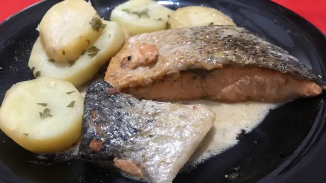¡Voilà! Salmón a la crema con sal de jamón crudo y papas doradas, uno de los platos de Hay Chef Listo. 