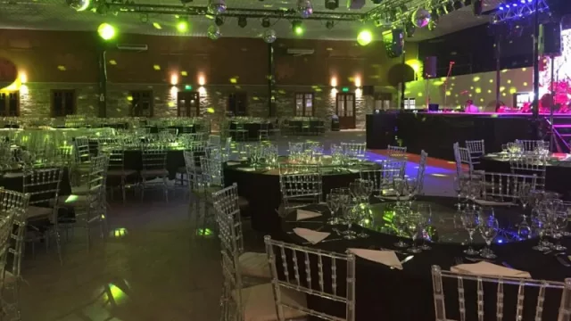El salón de eventos tiene capacidad para 700 personas y ya tiene reservas. 