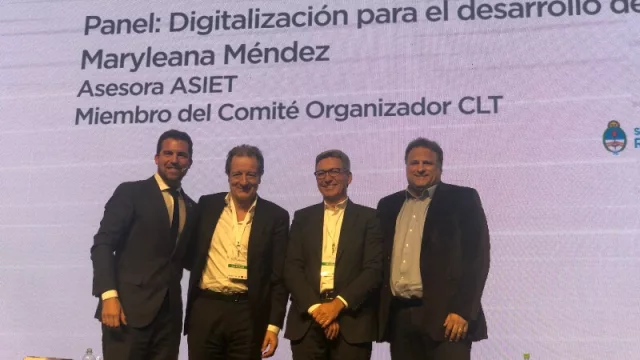 El moderador del panel y los CEOs de Telefónica (Federico Rava), Telecom (Carlos Moltini) y DirecTV Latam (Manuel Abelleyra)