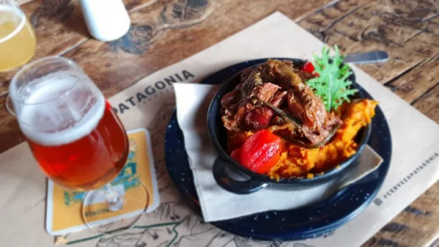 Cordero a las brazas en Refugio Patagonia.