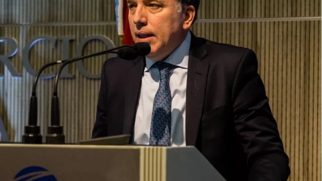 “No nos enamoramos de un dólar a $ 45” (las definiciones de Dujovne en la Bolsa de Córdoba)