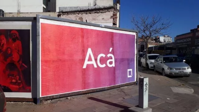 ¿Qué pasa “Acá”? (enigmática campaña de vía pública)