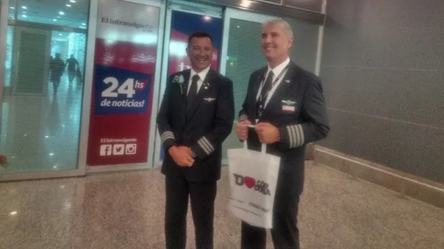 (De izq. a der.) Andrés Di Michele, copiloto cordobés junto al comandante de la tripulación.
