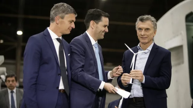 En escala: Beltramone (FAdeA) y Blanco (Nordex) le entrega a Macri un aerogenerador a escala. Detrás de las hélices (palas) está la nacelle, el cerebro del sistema.