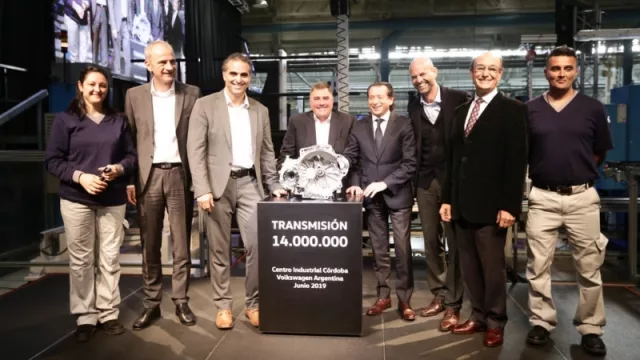 Todos digan güisqui: autoridades de Volkswagen, de la Nación y la Provincia, ayer en el Centro Industrial Córdoba (Foto: Álvaro Corral)