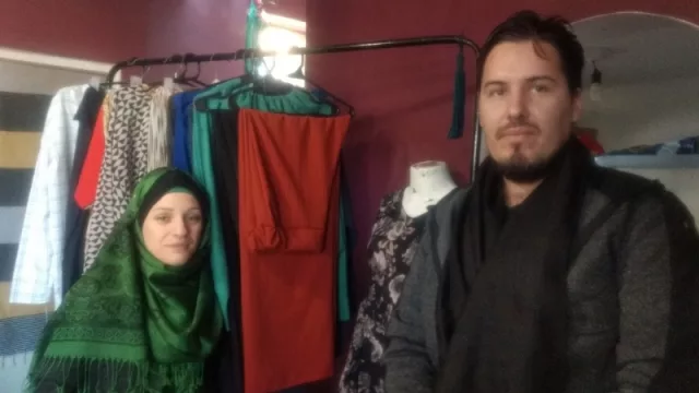 Melina y Juan Cruz. En el perchero, las prendas de Neseli.