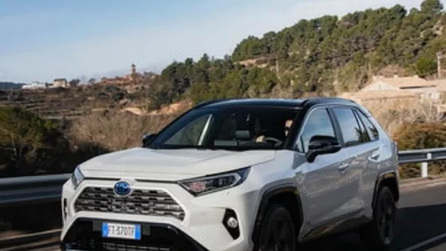 La nueva RAV4 llega con motor híbrido y precio competitivo