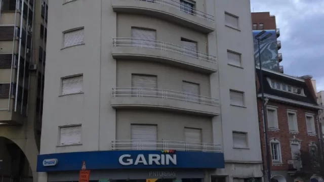 Mostaza va por McDonalds: compró un edificio en Plaza España (y busca franquiciado)