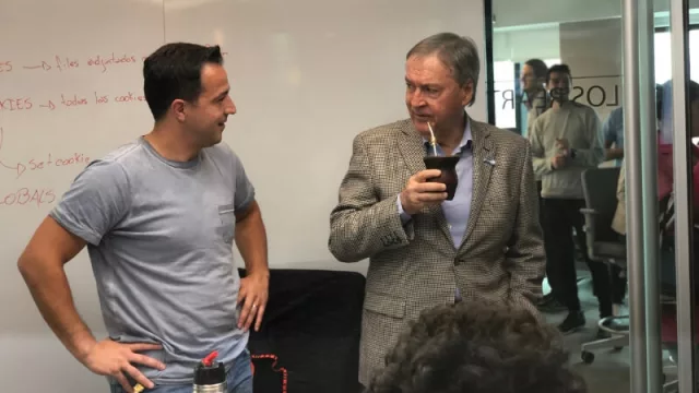 ¡Whisky! Sobre la foto de Schiaretti en Mercado Libre dicen...