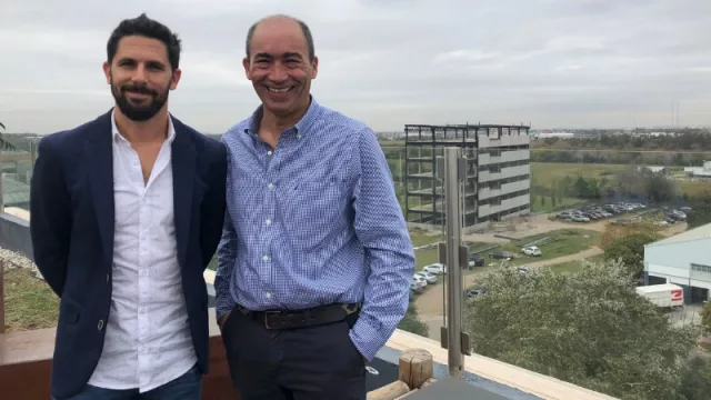 Daniel y Daniel: Gándara (que le vendio Neosur a ML) y Rabinovich, CTO y virtual número 2 de Galperín. Detrás el nuevo edificio que viene en Ciudad Empresaria (¿Meli inside?)