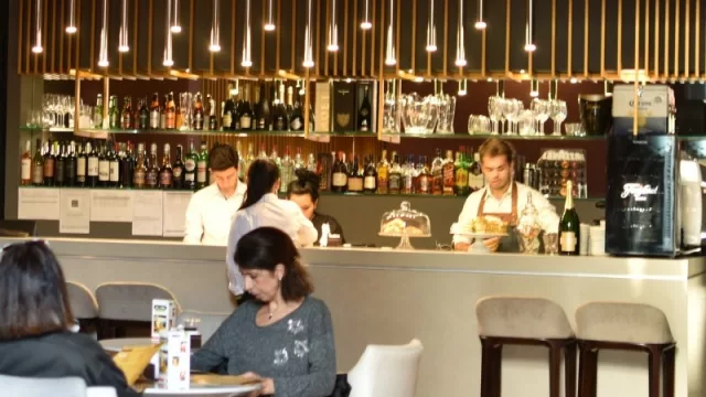 Café del Teatro: el nuevo bar que inauguró en el renovado Teatro San Martín ($ 120 un desayuno)