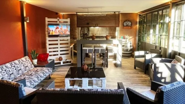 Y la llama se vuelve a encender (el salón de eventos La Barbacoa reabre)