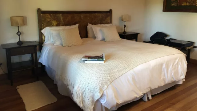 Habitaciones amplias, camas cómodas, salamandra para el invierno