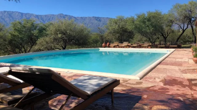 La pileta de la Posada La Matilde, en un marco imponente