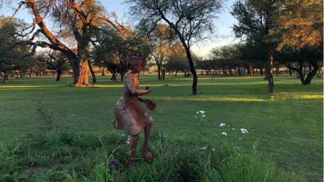 La escultura al ingreso de La Pulpería