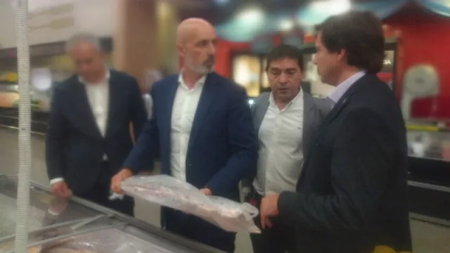 Jean Christophe Tijeras, presidente de Libertad sosteniendo una tira de costilla de novillo a $ 145 el kilo junto a Fernando Blanco Muiño, director de Defensa del Consumidor.