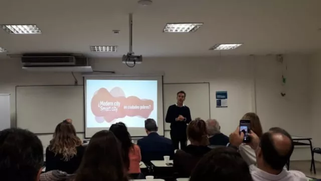 Marcelo Cossar, Secretario de Modernización, Comunicación y Desarrollo Estratégico de la Municipalidad de Córdoba, en la conferencia “Las Smart Cities en la agenda política”, organizada por la UCC.