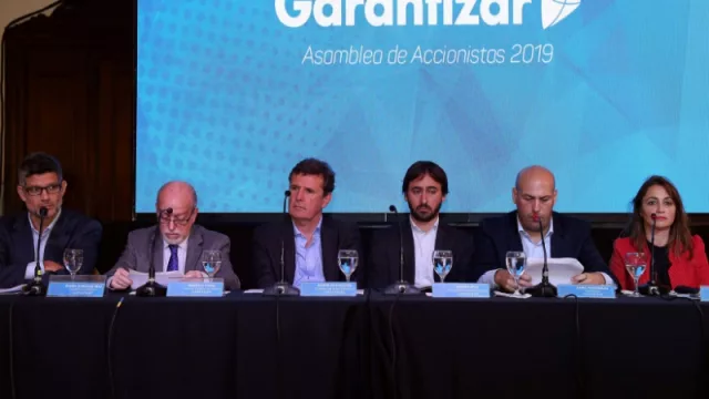De izq. a der.: Daniel González Díaz, vocal; Marcelo Polski, síndico titular; Martín Etchegoyen, consejero titular; Martín Apaz, consejero titular; Darío Wasserman, presidente, y Sabina Ozomek, gerente general de Garantizar.