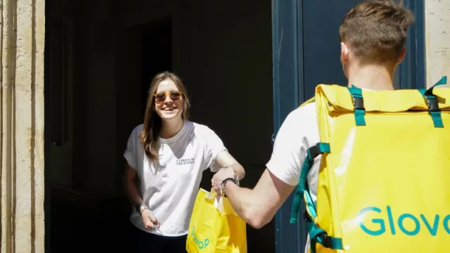 ¡Atenti! Glovo anunció que ya se puede empezar a pedir deliverys en Neuquén