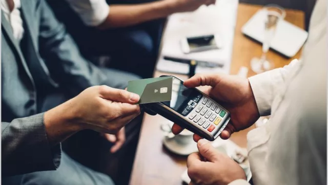 El BCRA definió cambios sobre pagos con tarjetas y comisiones por efectivo