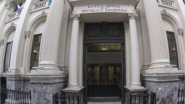 El Central fija el techo de la banda hasta fin de año para frenar los precios