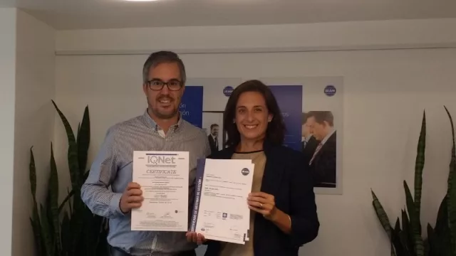 Gráfica Latina renueva su certificación de calidad (una imprenta especialista en seguridad documental)