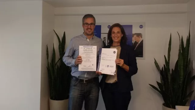 Mag. Bioq. Marcela Carignani, Gerente Regional Norte Centro IRAM Filial Mediterráneo, entrega el certificado de calidad al Lic. Carlos Vélez Massa, Responsable Departamento Calidad de Grafica Latina SRL – Seguridad Documental.
