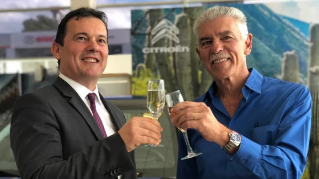 Hilario Quijada brinda con Alejandro Naum: tomó el concesionario Citroen y ya opera las 3 marcas del grupo PSA en Argentina.