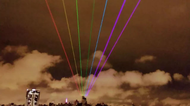 Un arcoiris artificial de rayos láser se suma al cielo de Córdoba (más cosas en el marco del CILE)