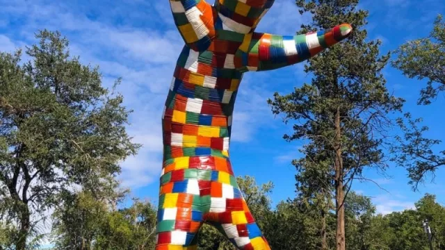 ¿Te gusta? Este es el gato gigante que es “anfitrión” del Parque del Chateau (abre el sábado)