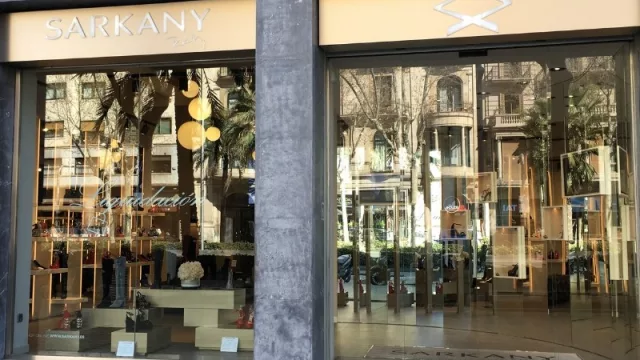 El sueño duró poco: la franquicia de Sarkany en Barcelona llegó a su fin (es más barato comprar en España que en Argentina)