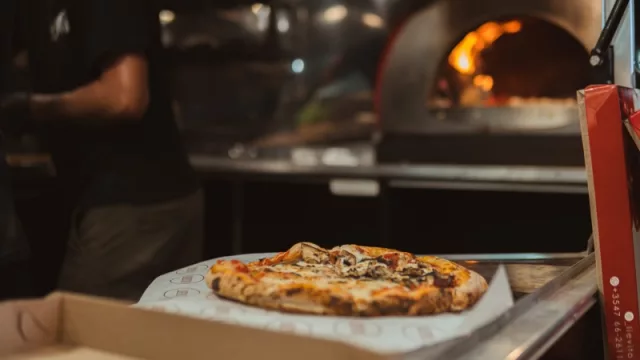 Pizzería Lievito en Alta Gracia: honro 450 grados, pizza lista en 90 segundos.