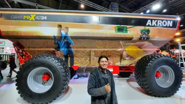 Ramón Cortez en plena intervención artística.