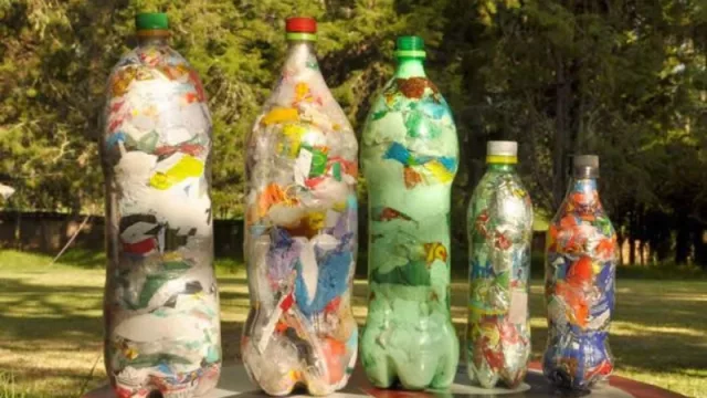 La Comuna de Villa La Bolsa construye las bajadas al río con ecoladrillos de botellas PET