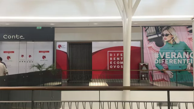 A la izq, Conte, una marca de calzados, cerrado. 