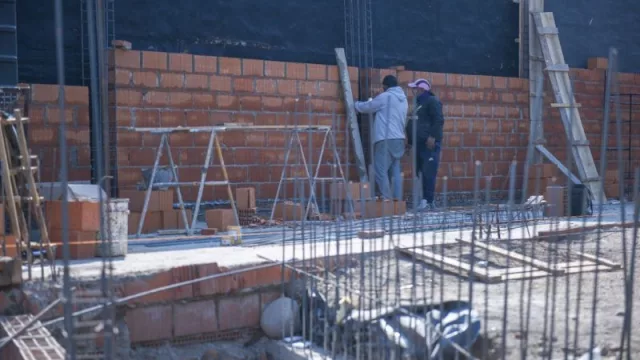 Economía circular: avanza el primer centro vecinal construido con material reciclado