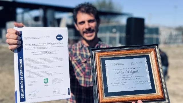 Sebastián Roggio con la certifiación IRAM