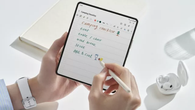El Z Fold 4, la “bestia” de la familia: un pantalla de 20 cm de lado que acepta escritura manual con un S Pen.