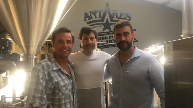 Leo Ferrari y Pablo Rodríguez, creadores de Antares, junto a Alejandro Sturniolo VP de Marketing y Ventas de Fluence para Sudamérica.