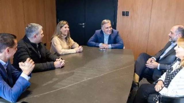 Llaryora se reunió con los representantes de Amazon Web Services (AWS)