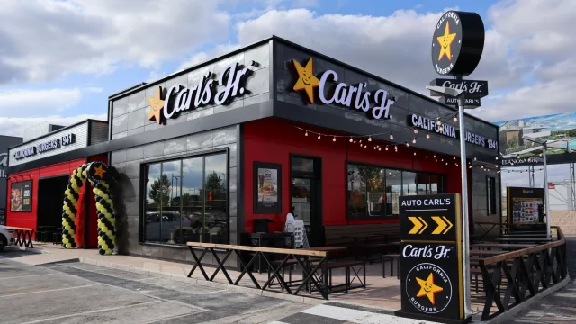 La cadena de hamburguesas Carl's Jr llega a la Argentina: espera abrir 7 locales y apunta a lo gourmet