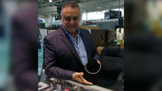 Mario Hilale con una de sus joyas