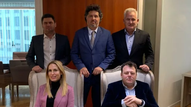 Arriba: Gustavo Finkelsztein, Juan Manuel Manganaro y Ezaquiel Martínez. Abajo: Cinthia Rosenblit y Marc Hertzfeld