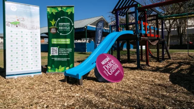 Nescafé Dolce Gusto donó juegos de plaza elaborados con cápsulas recicladas a la fundación Grano de Mostaza